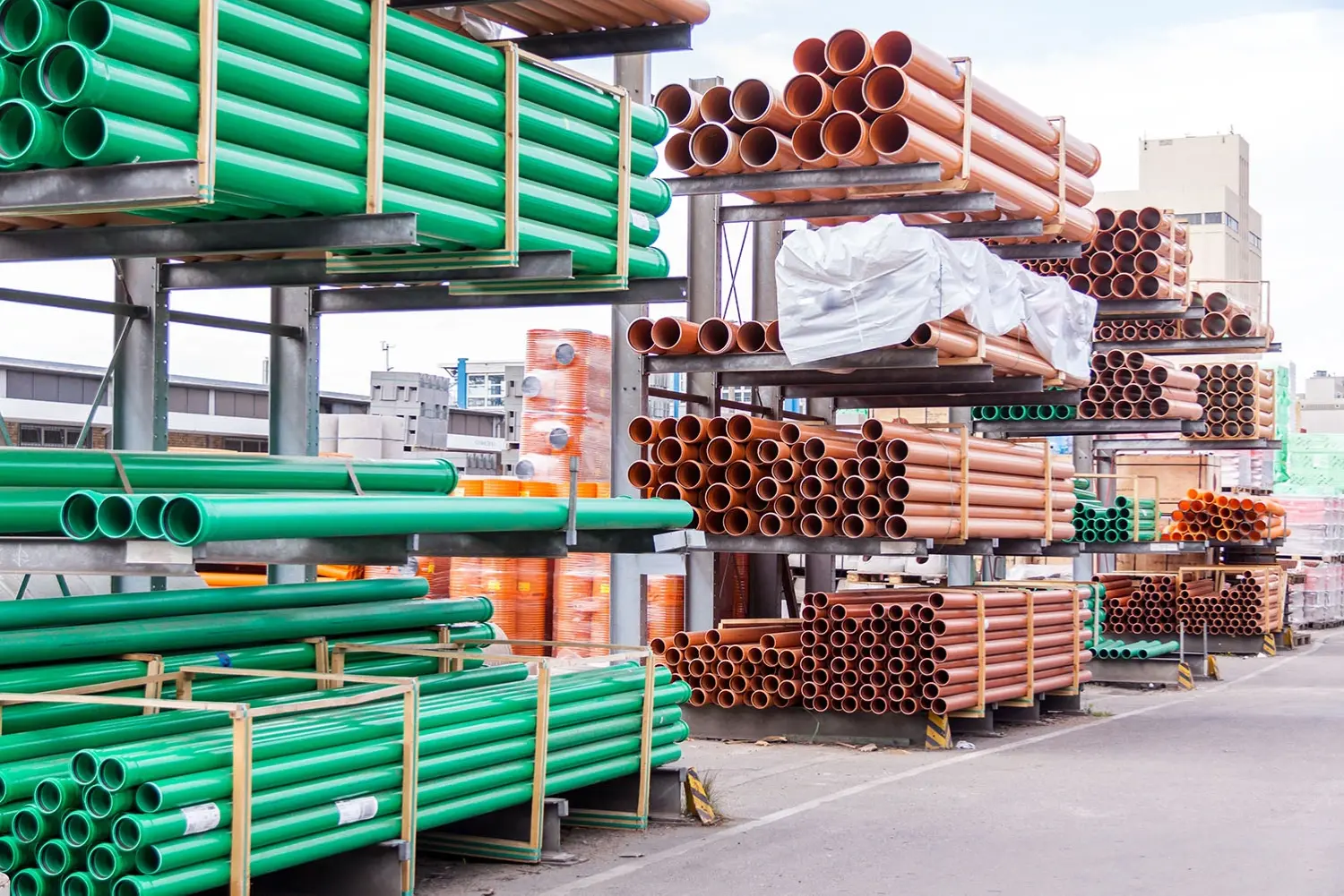 AdMa - Kunststoffrohre in einer Fabrik oder einem Lagerhof