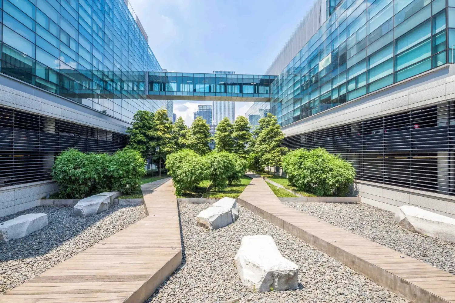 AdMa - Leere Straße an der Gebäudeaußenseite