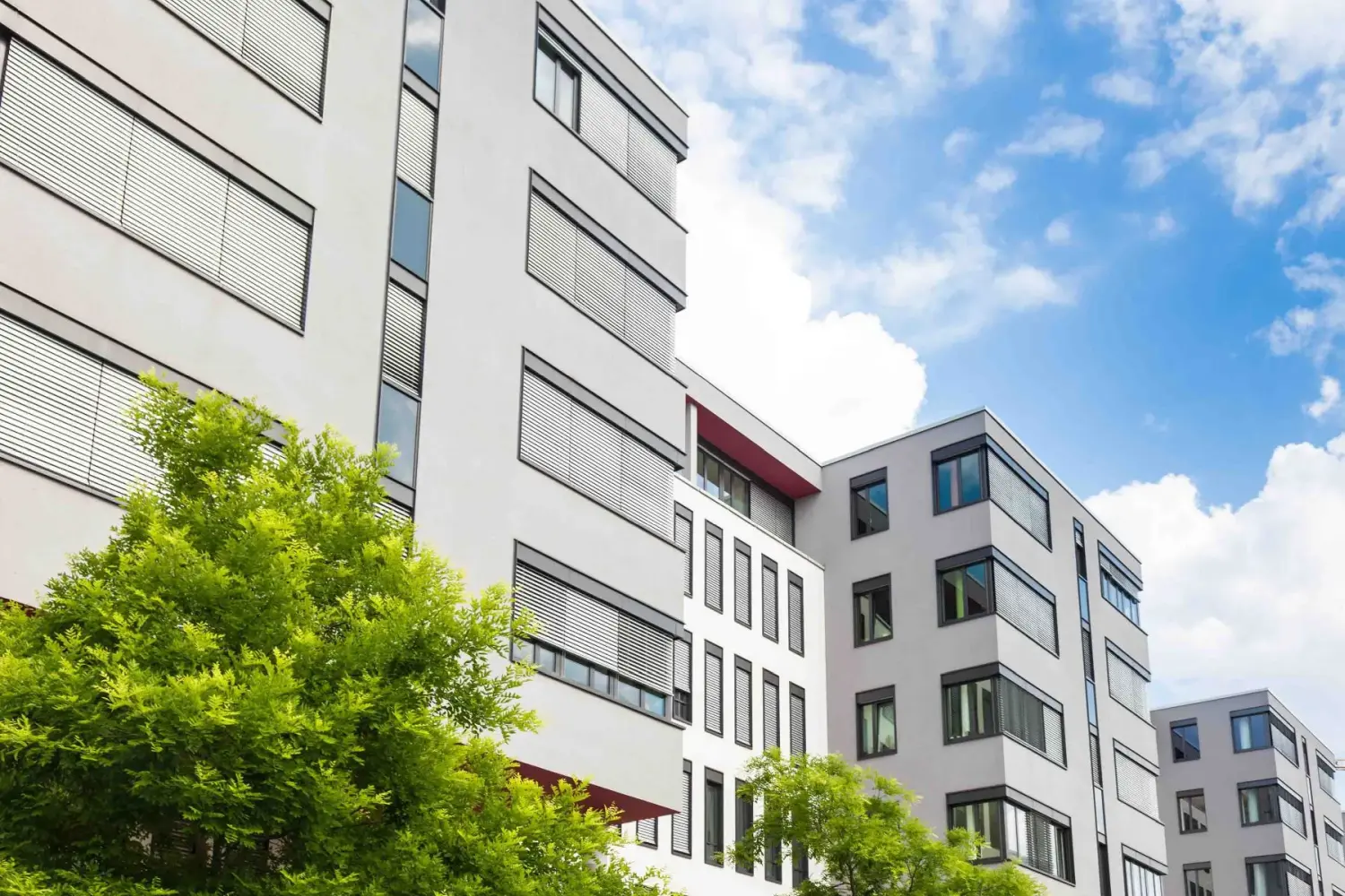 AdMa - Bürogebäude -- modernes Gebäude und Bäume