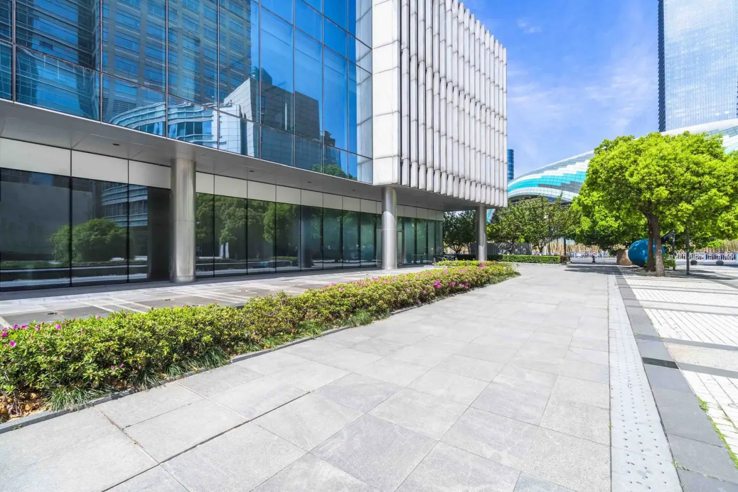 AdMa - moderne Gebäude und leere Bürgersteige in China.